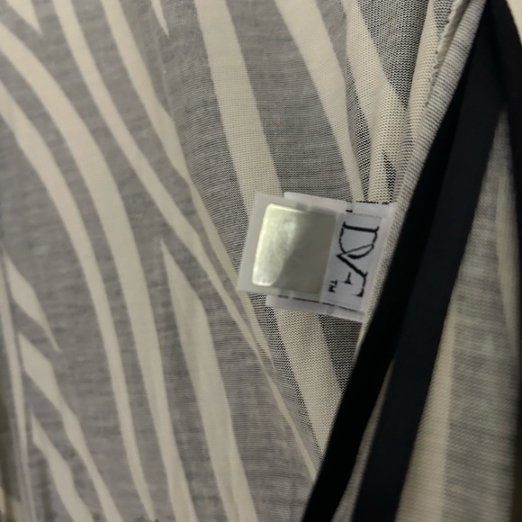 DVF 100% SILK - Classic WRAP DRESS - Picture 6 of 7